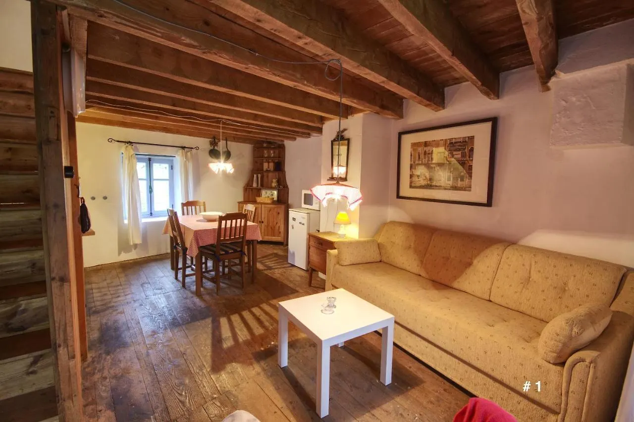Les Trois Noyers Villa Tailhac 0*,  Frankrike