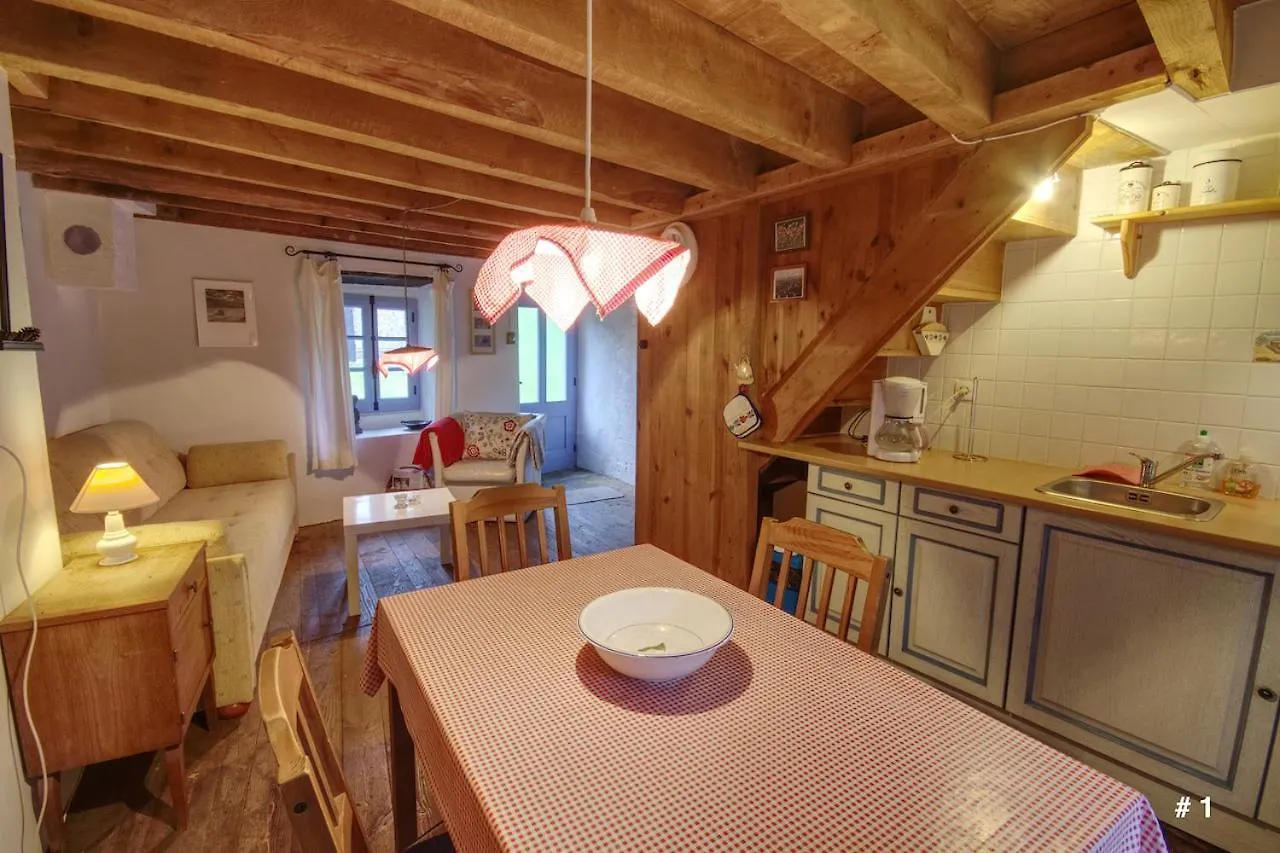 Les Trois Noyers Villa Tailhac 0*,  Frankrike
